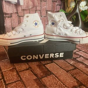 BRAND NEW CONVERSE! Size 6!